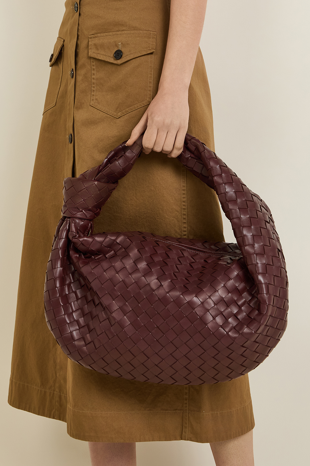 תמונת כל הלוק של תיק ג'ודי קלאסי BOTTEGA VENETA